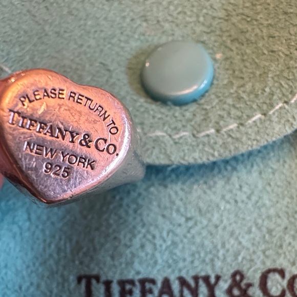 Tiffany & Co. Silver Heart Ring with Blue Pouch - Picture 6 of 9